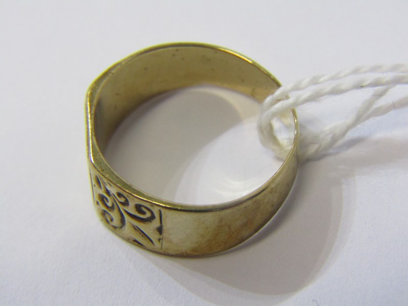 9ct YELLOW GOLD SIGNET RING, set with small diamond, size R - Bild 5 aus 6