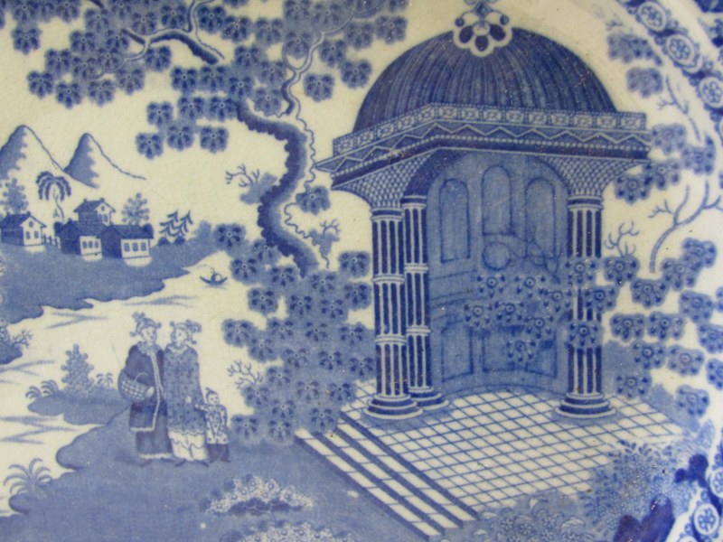 BLUE TRANSFERWARE, late 18th century pottery "Chinese Gazebo" pattern, 47cm meat plate - Bild 4 aus 14