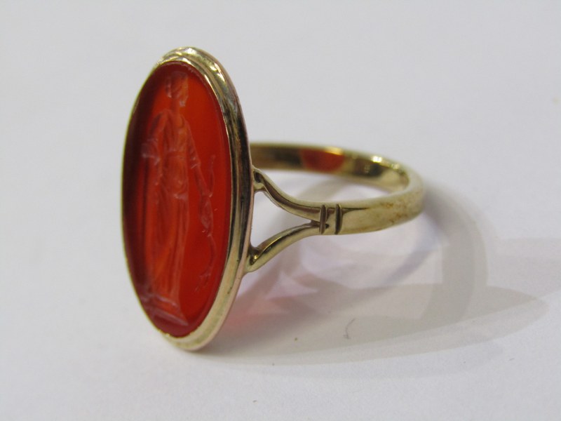 VINTAGE 9ct YELLOW GOLD RING with intaglio carved carnelian stone depicting Greco Roman Goddess - Image 4 of 6