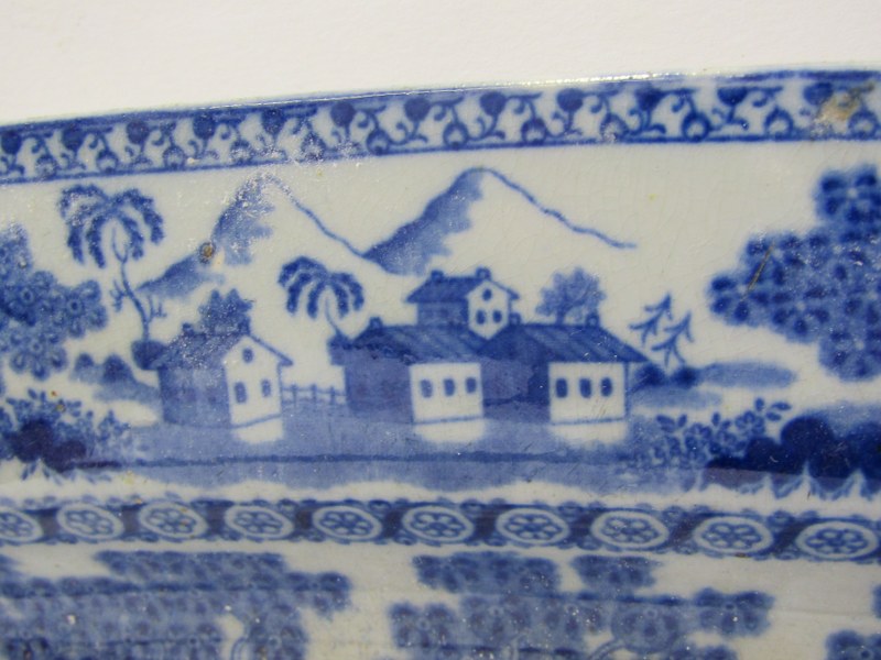 BLUE TRANSFERWARE, late 18th century pottery "Chinese Gazebo" pattern, 47cm meat plate - Bild 8 aus 14