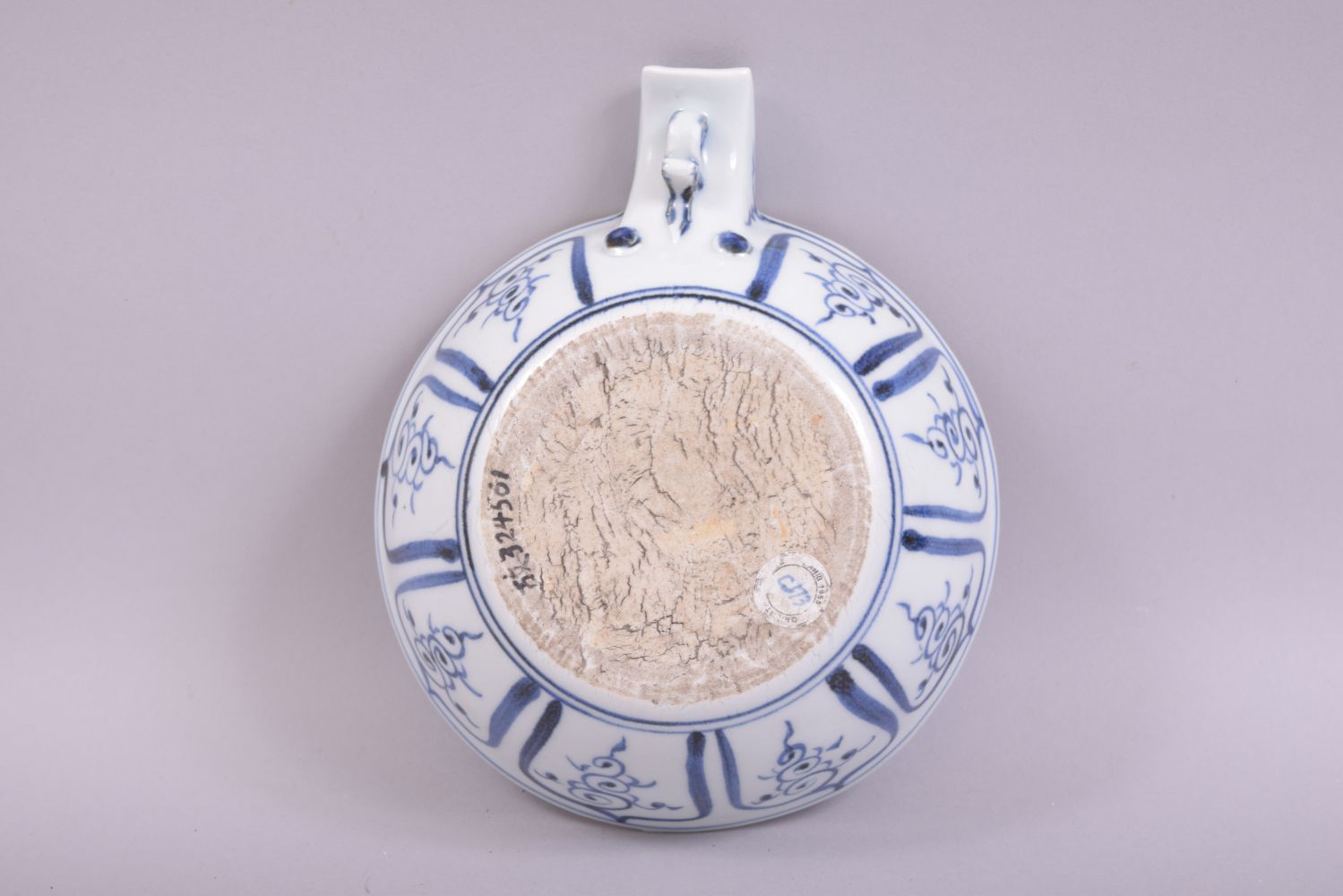 A CHINESE BLUE AND WHITE PORCELAIN OIL POT, the centre decorated with a floral spray, 17cm - Image 4 of 4