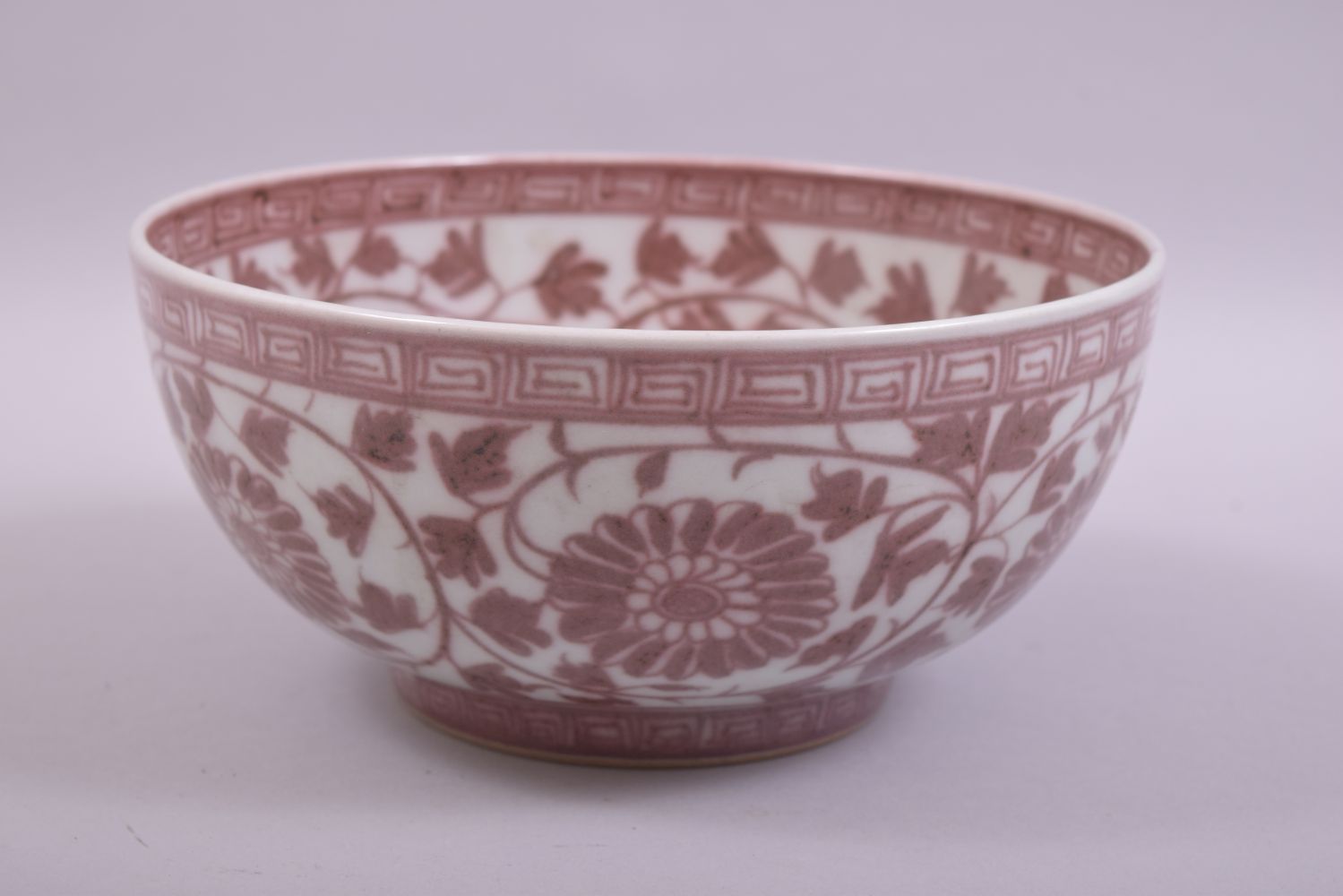 A CHINESE UNDERGLAZED RED PORCELAIN BOWL, the bowl decorated with large flower heads and vine with a - Image 2 of 6