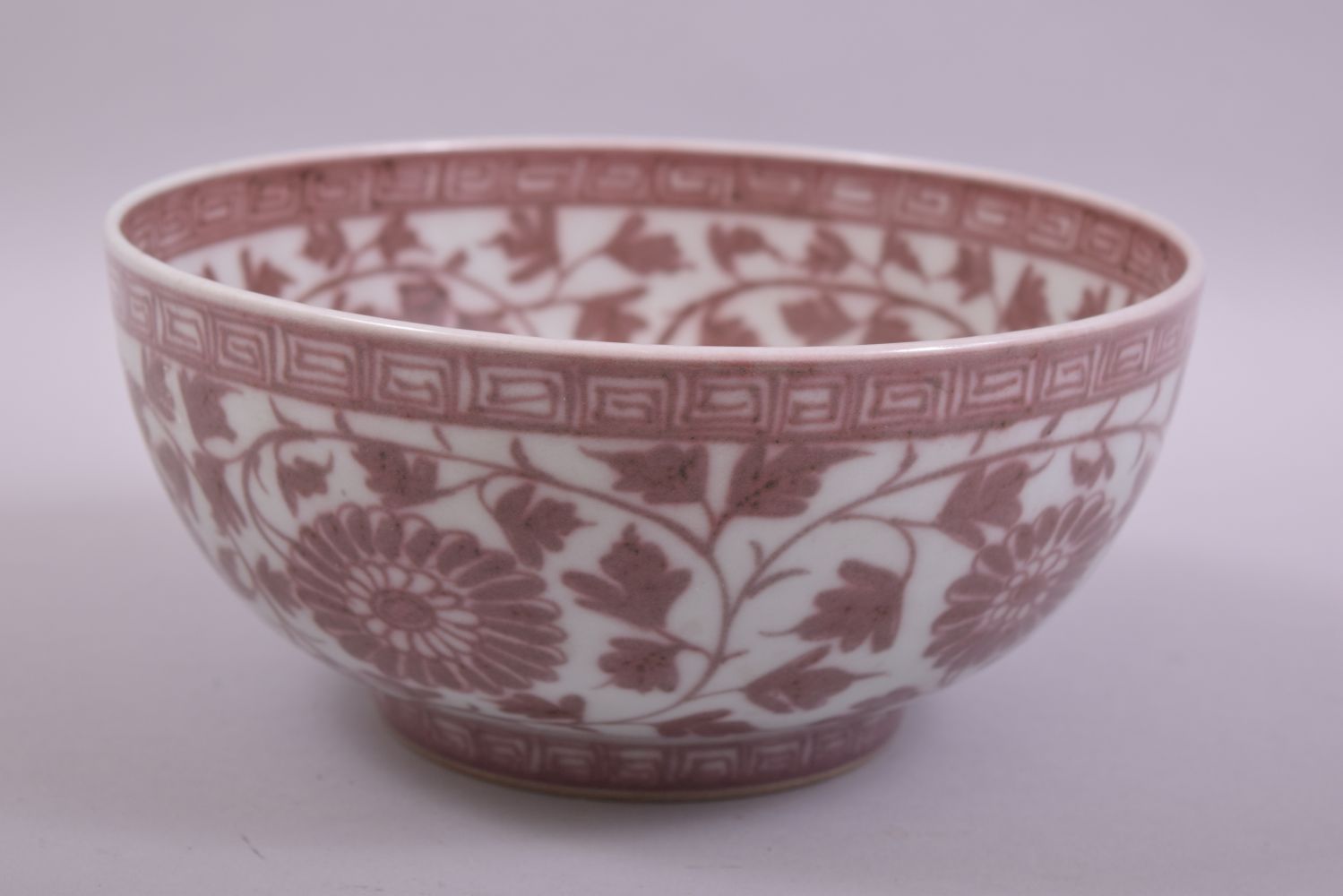 A CHINESE UNDERGLAZED RED PORCELAIN BOWL, the bowl decorated with large flower heads and vine with a - Image 4 of 6