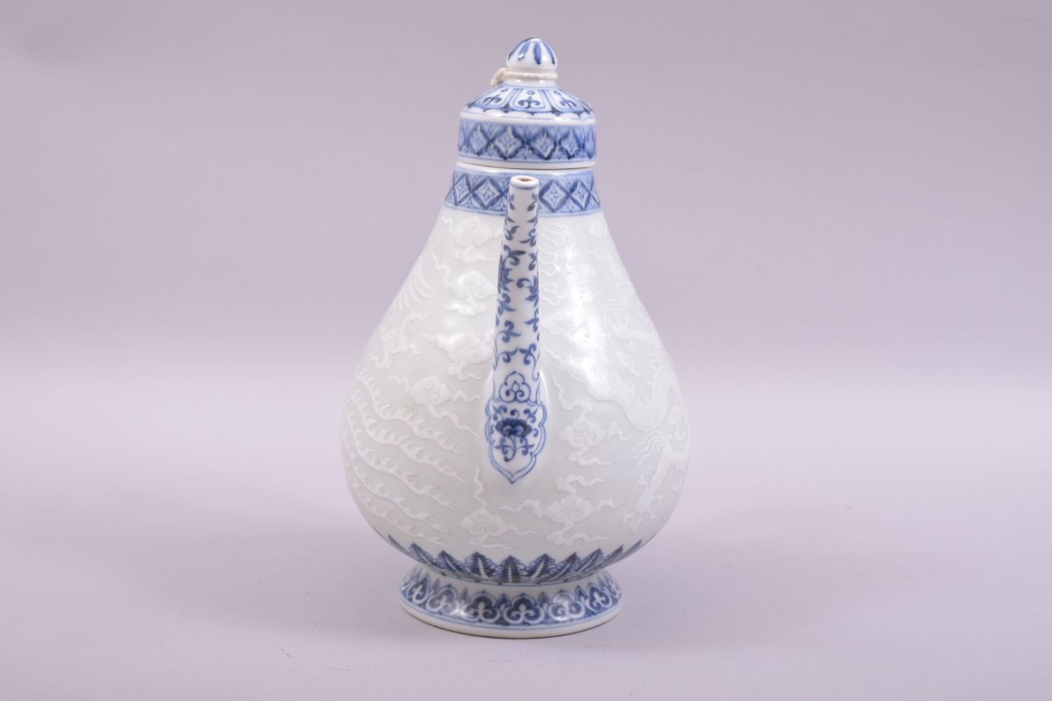 A CHINESE BLUE AND WHITE PORCELAIN WINE EWER, carved with a dragon and phoenix, with six character - Image 2 of 8