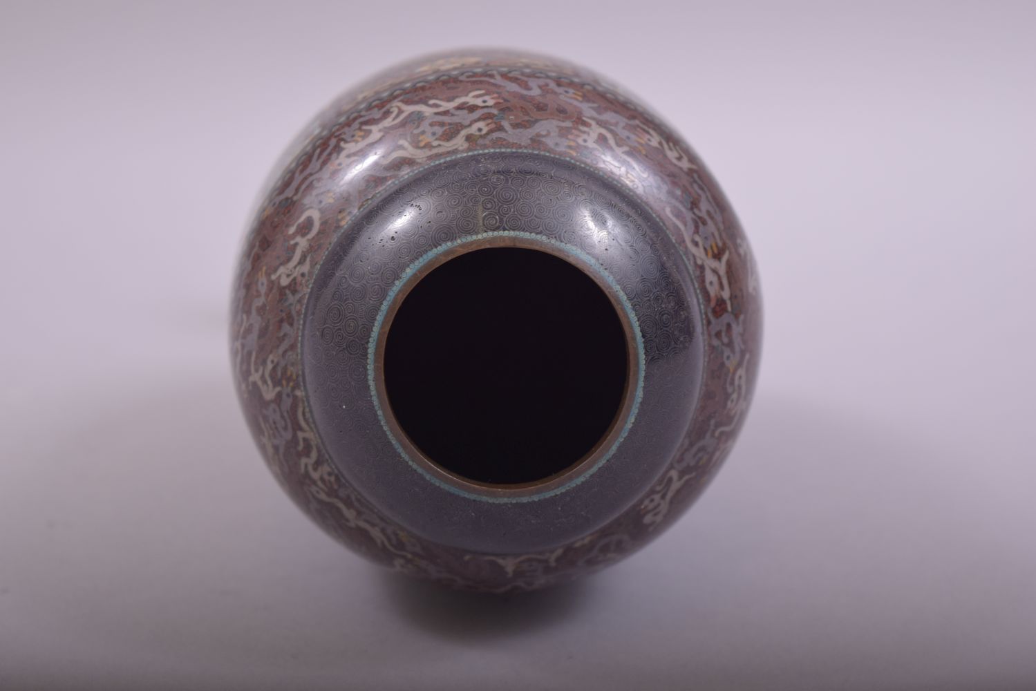 A SMALL JAPANESE CLOISONNE VASE, decorated with panels of dragons or mythological beasts, (lacking - Image 4 of 5