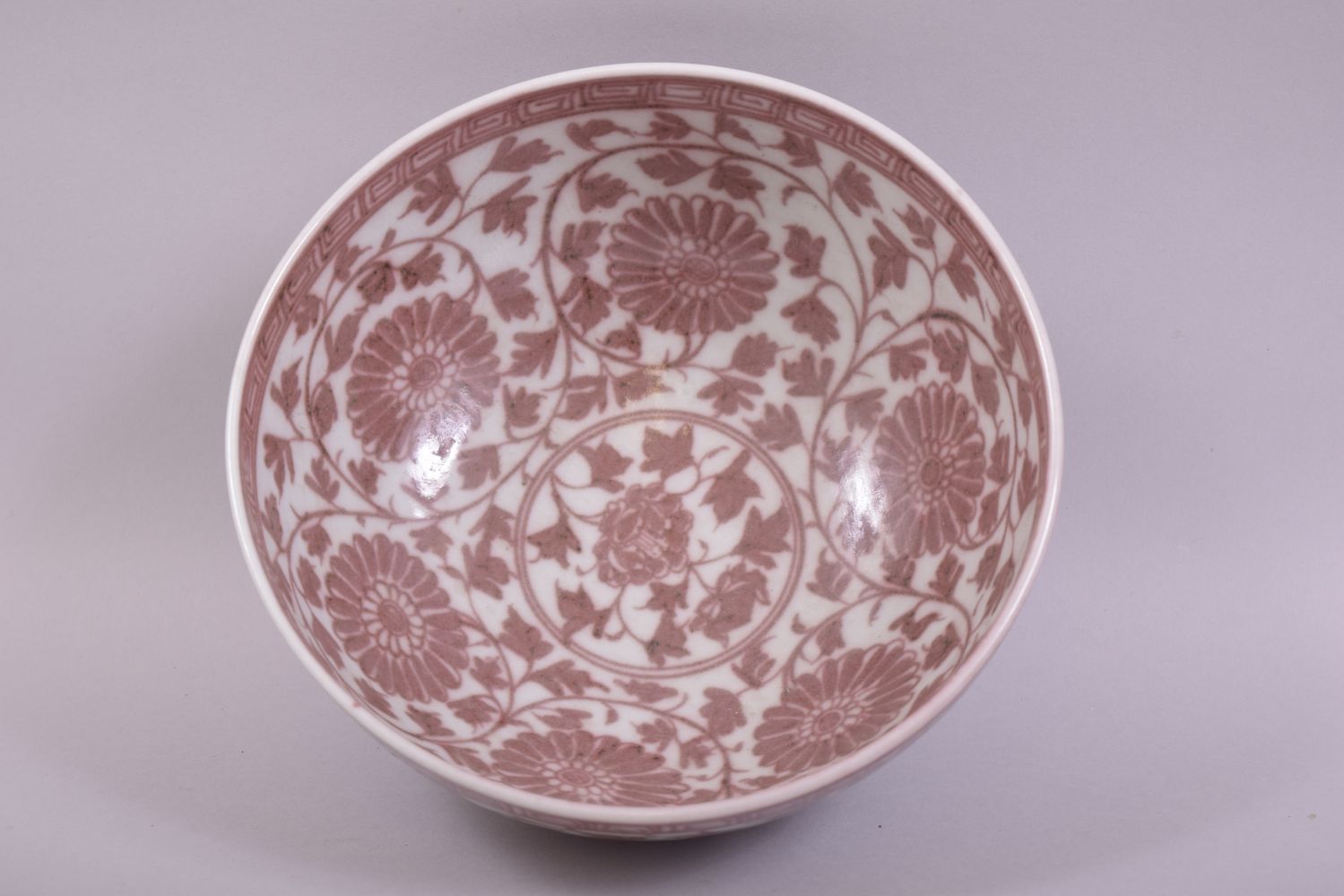 A CHINESE UNDERGLAZED RED PORCELAIN BOWL, the bowl decorated with large flower heads and vine with a - Image 5 of 6