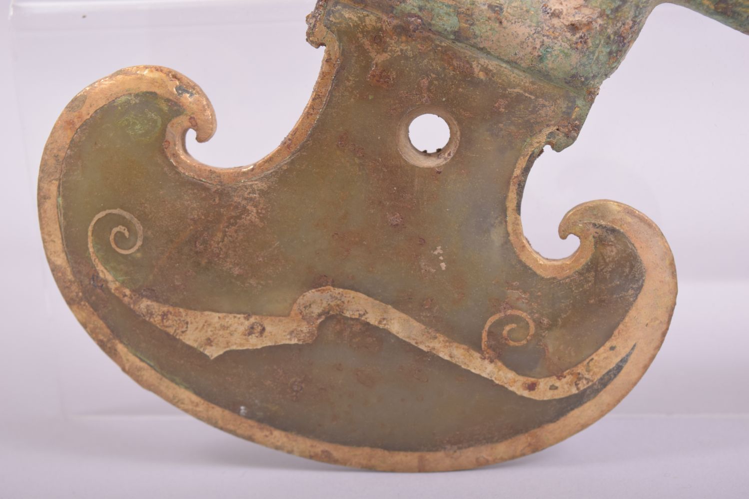 AN ARCHAIC STYLE CHINESE GILT JADE RITUAL AXE, with zoomorphic handle, 24cm long. - Image 4 of 6