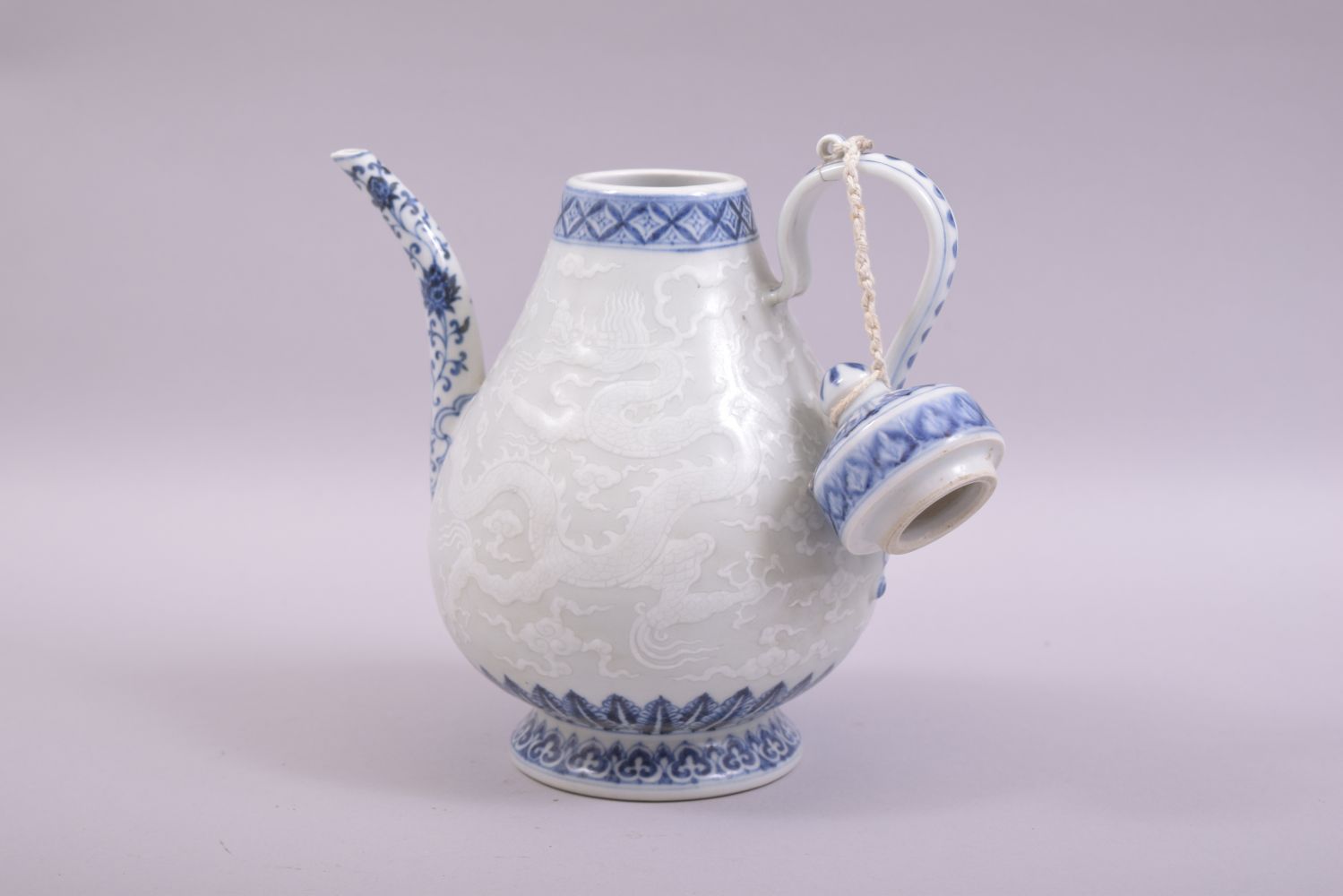 A CHINESE BLUE AND WHITE PORCELAIN WINE EWER, carved with a dragon and phoenix, with six character - Image 5 of 8