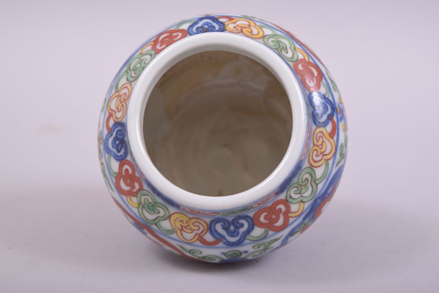 A SMALL CHINESE PORCELAIN DOUCAI POT AND COVER, decorated in the doucai palette with dragons, the - Image 7 of 9