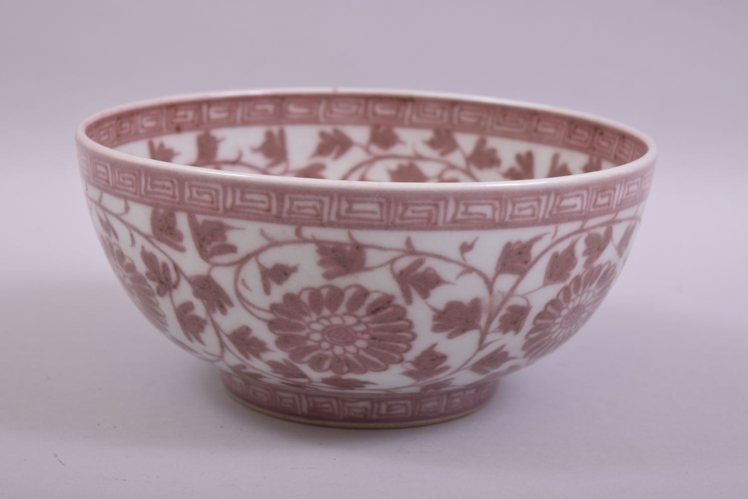 A CHINESE UNDERGLAZED RED PORCELAIN BOWL, the bowl decorated with large flower heads and vine with a - Image 3 of 6