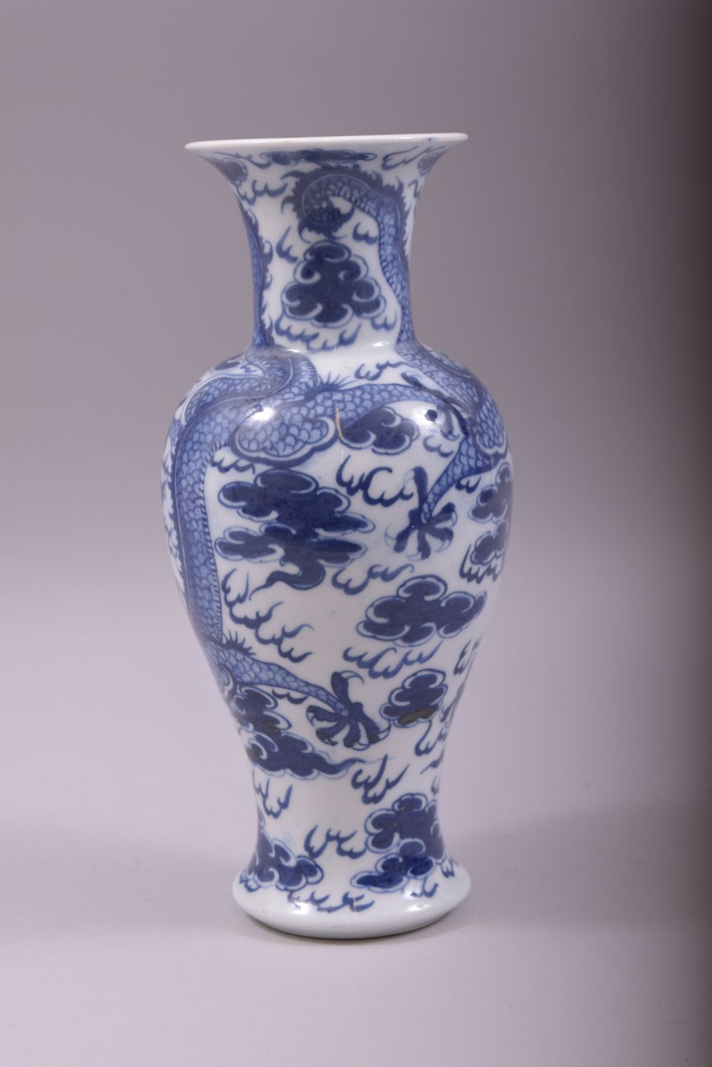 A CHINESE BLUE AND WHITE PORCELAIN DRAGON VASE, 23.5cm high. - Image 3 of 6