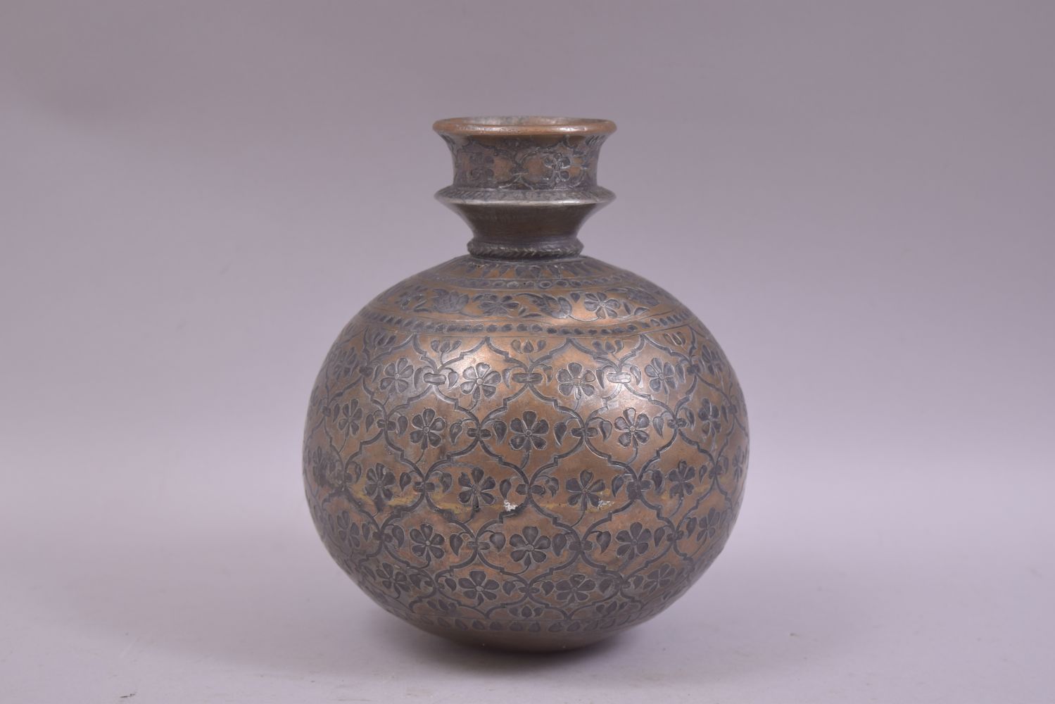 A LARGE INDIAN MUGHAL COPPERED METAL HUQQA BASE, 20.5cm high. - Bild 4 aus 6