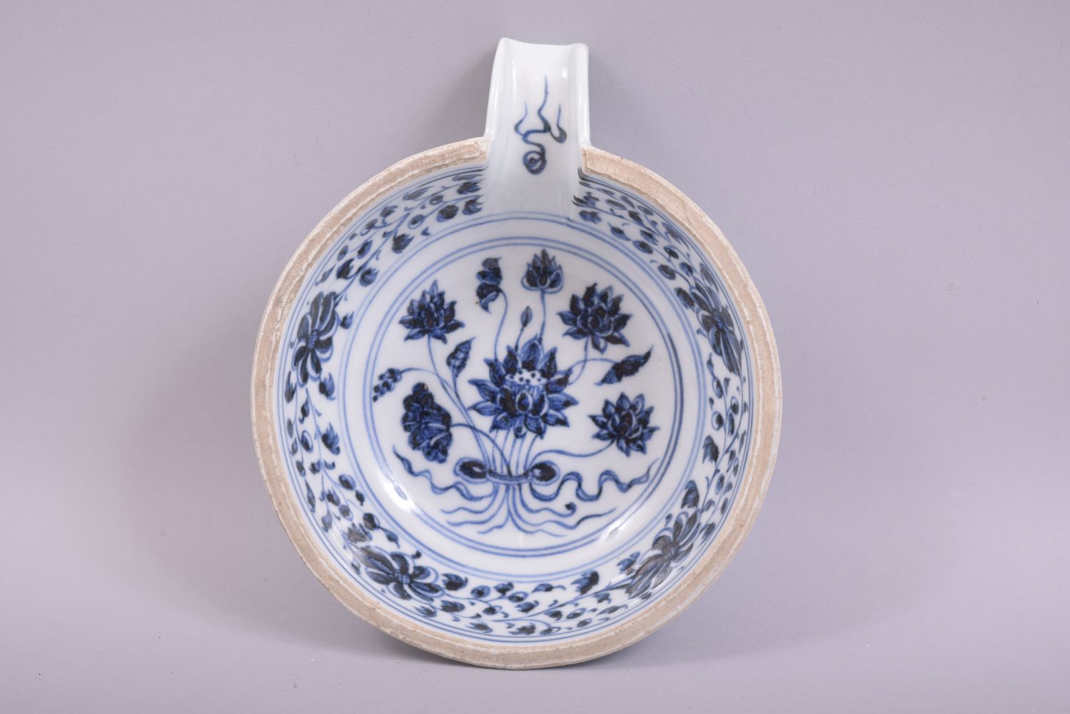 A CHINESE BLUE AND WHITE PORCELAIN OIL POT, the centre decorated with a floral spray, 17cm - Image 3 of 4