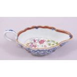A CHINESE BLUE AND WHITE / FAMILLE ROSE CLOBBERED PORCELAIN SAUCE BOAT, the interior painted with