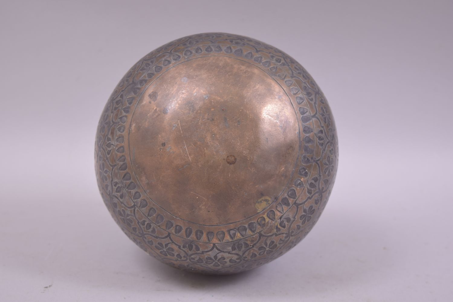 A LARGE INDIAN MUGHAL COPPERED METAL HUQQA BASE, 20.5cm high. - Bild 6 aus 6