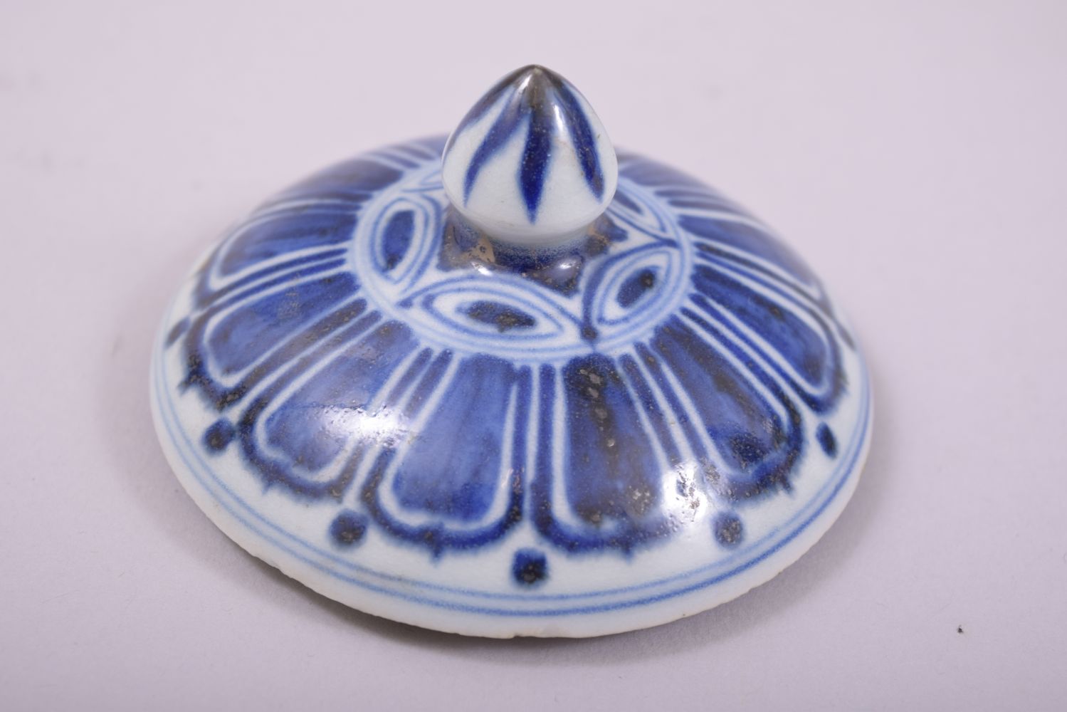 A CHINESE BLUE AND WHITE PORCELAIN PEDESTAL POT AND COVER, decorated with flowers, 16.5cm high. - Image 6 of 9