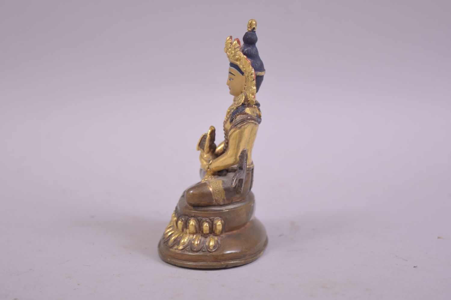 A SMALL 20TH CENTURY TIBETAN GILDED BRONZE BUDDHA, 10cm. - Image 4 of 6