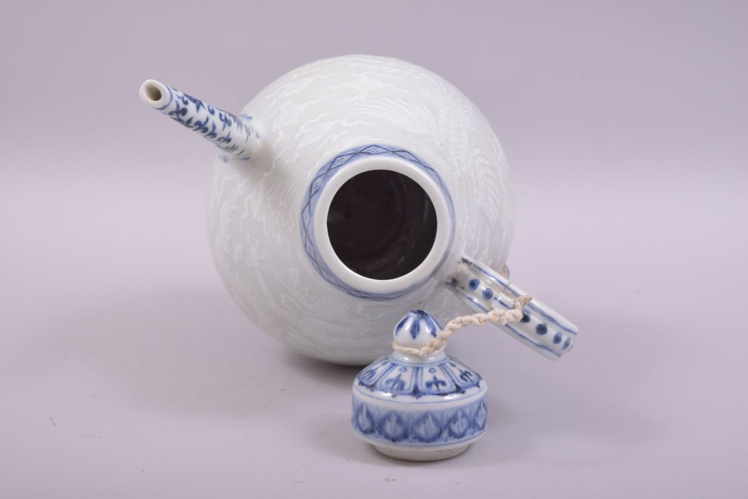 A CHINESE BLUE AND WHITE PORCELAIN WINE EWER, carved with a dragon and phoenix, with six character - Image 6 of 8
