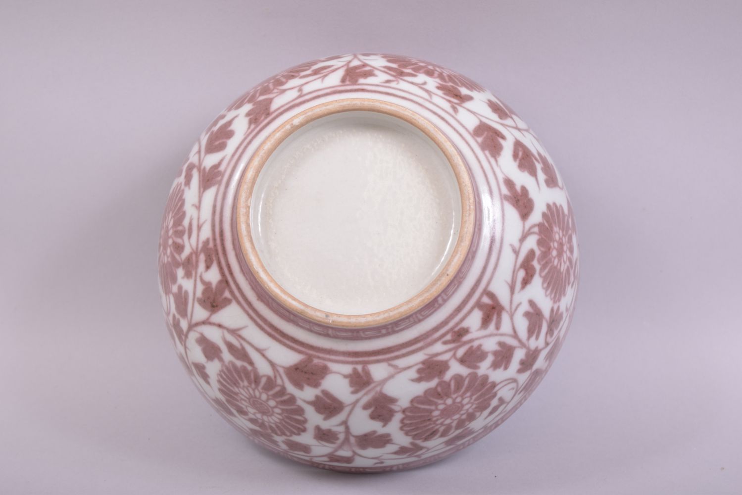 A CHINESE UNDERGLAZED RED PORCELAIN BOWL, the bowl decorated with large flower heads and vine with a - Image 6 of 6