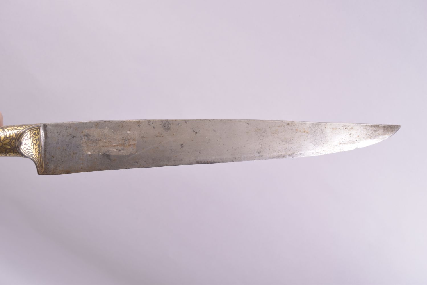 A 19TH CENTURY INDIAN KOFTGARI DAGGER WITH GOLD DAMASCENED HILT, the steel blade 32cm long, the - Image 5 of 6