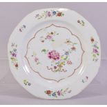 A CHINESE FAMILLE ROSE PORCELAIN PLATE, the centre with floral spray and gilt highlights, 22.5cm