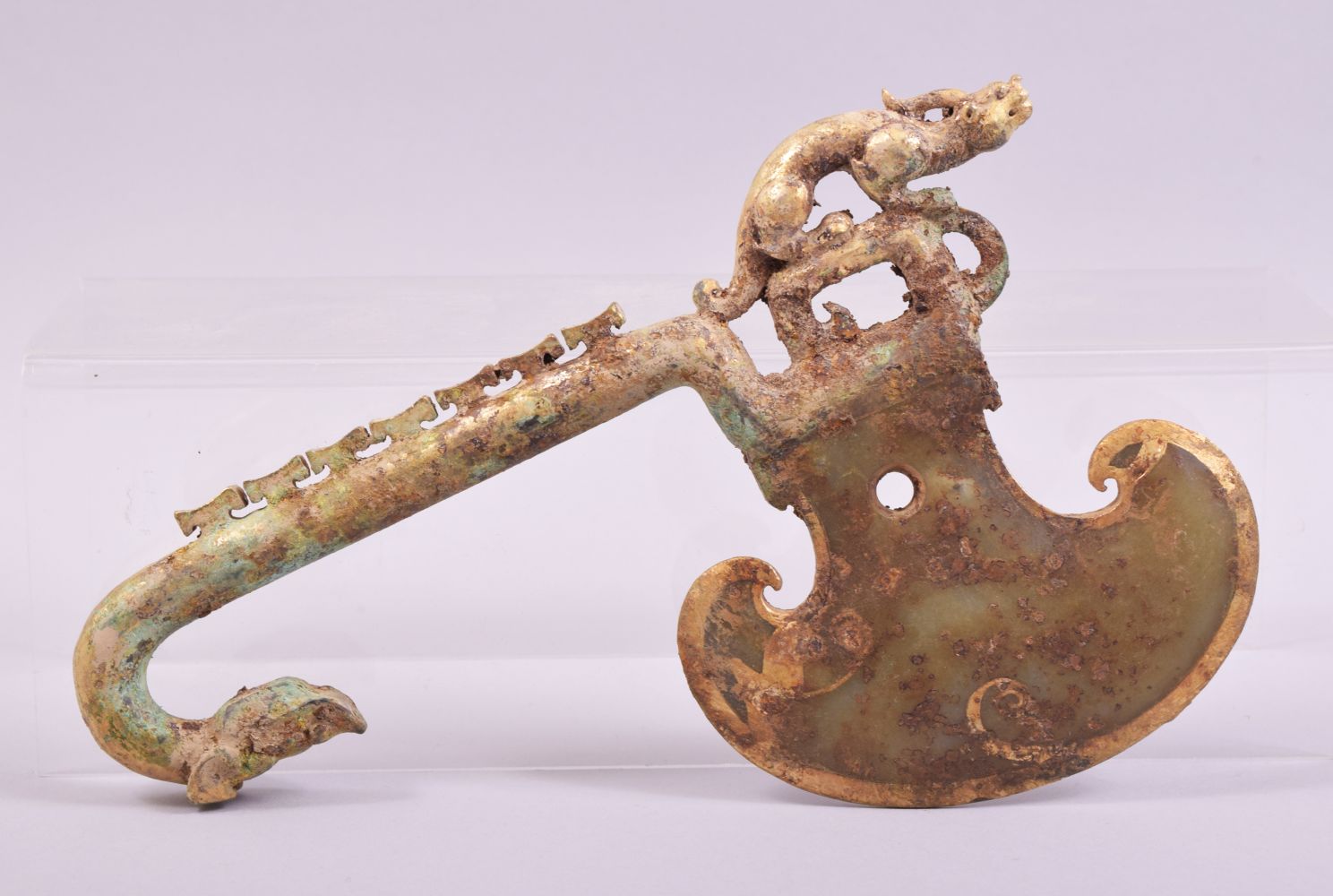 AN ARCHAIC STYLE CHINESE GILT JADE RITUAL AXE, with zoomorphic handle, 24cm long.