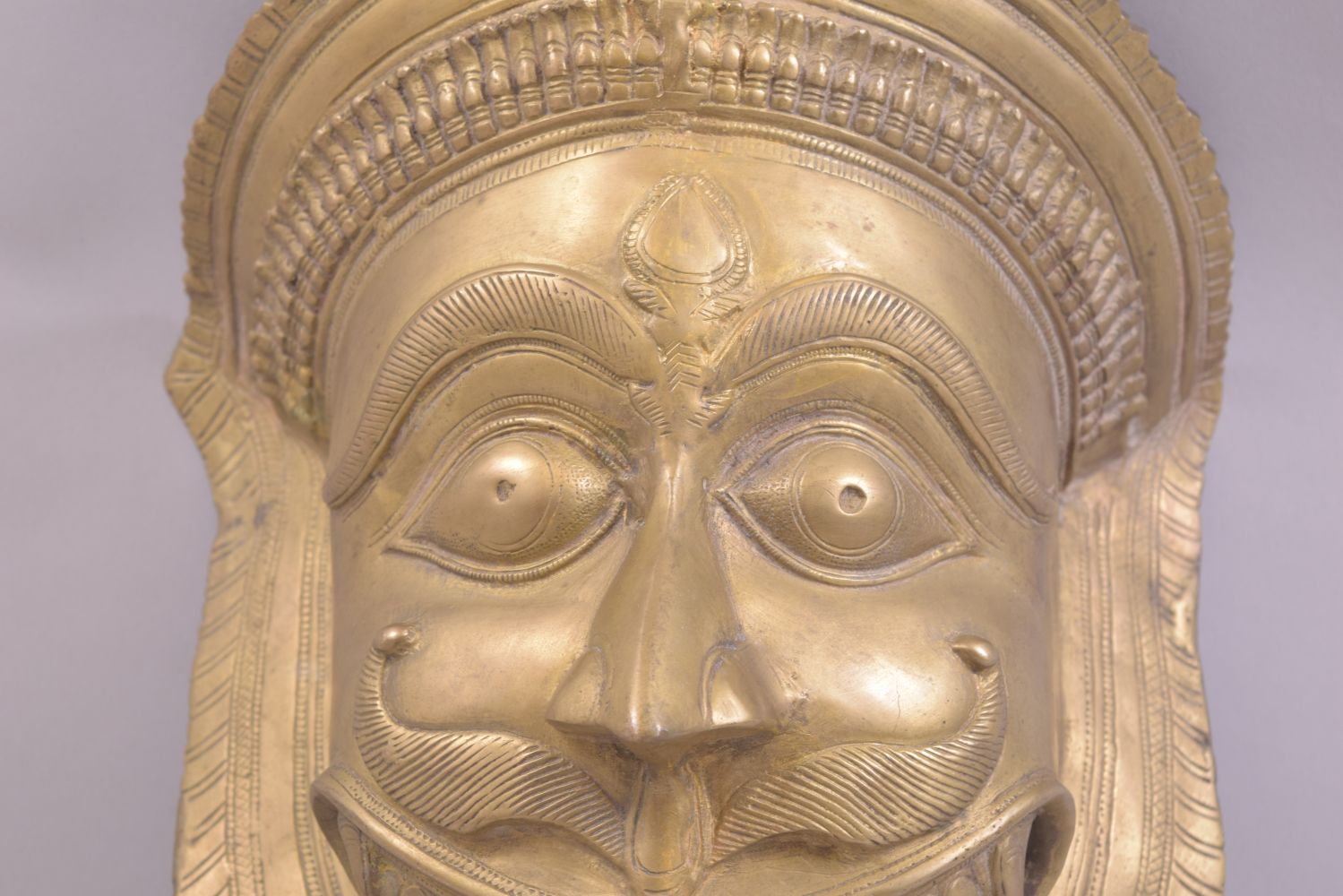 A LARGE 19TH CENTURY INDIAN BRONZE WALL MASK OF NARASIMHA / MAN LION; a fierce avatar of the Hindu - Bild 2 aus 4