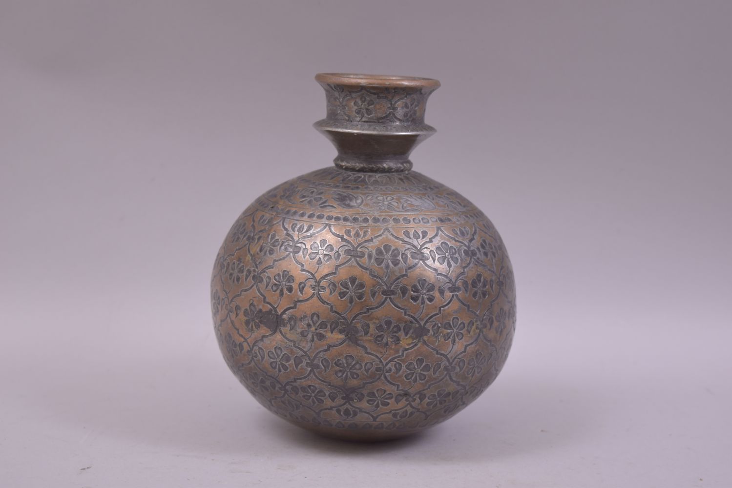 A LARGE INDIAN MUGHAL COPPERED METAL HUQQA BASE, 20.5cm high. - Bild 3 aus 6