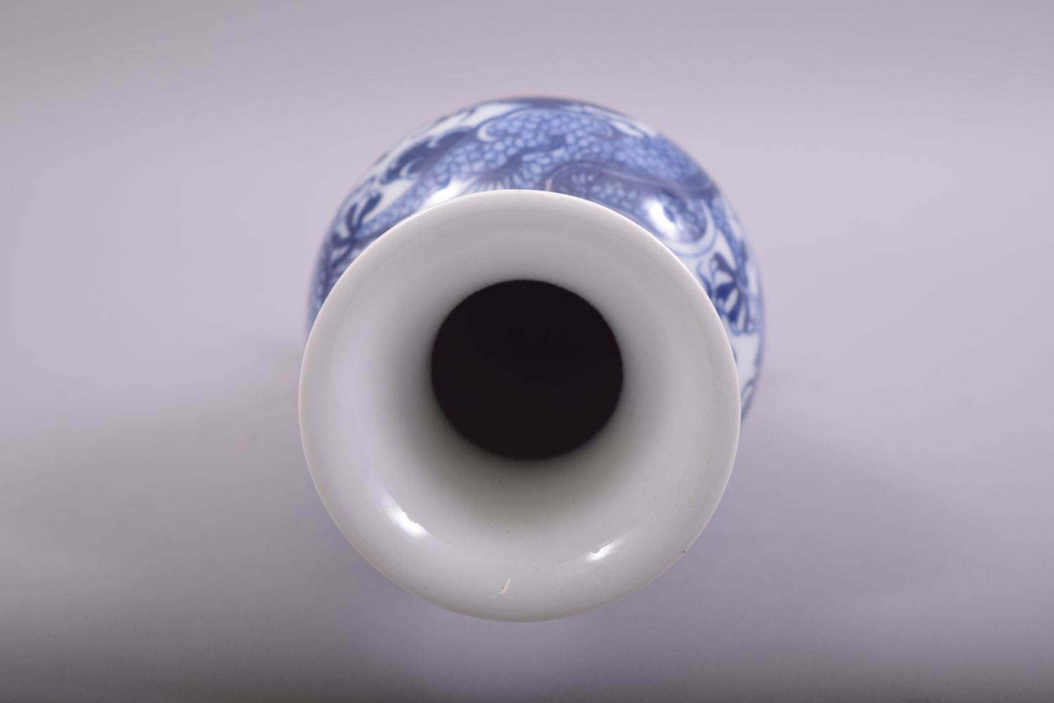 A CHINESE BLUE AND WHITE PORCELAIN DRAGON VASE, 23.5cm high. - Image 5 of 6
