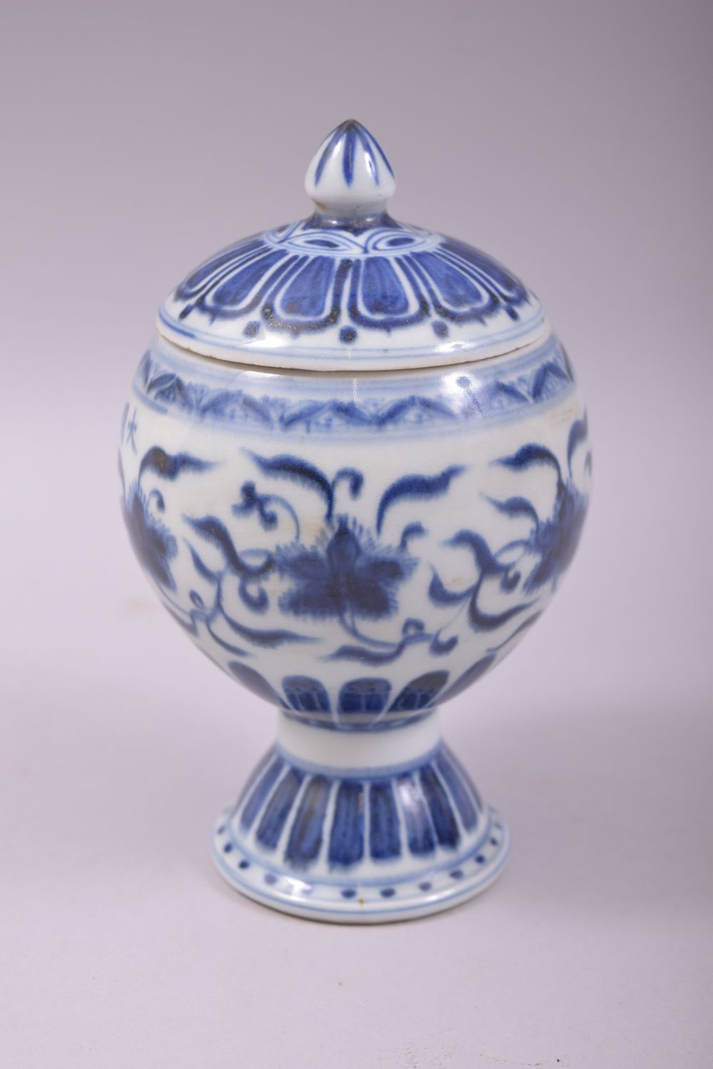 A CHINESE BLUE AND WHITE PORCELAIN PEDESTAL POT AND COVER, decorated with flowers, 16.5cm high. - Image 2 of 9