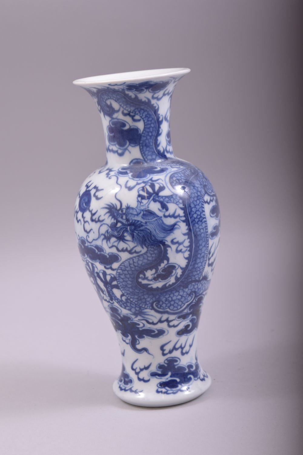 A CHINESE BLUE AND WHITE PORCELAIN DRAGON VASE, 23.5cm high. - Image 4 of 6