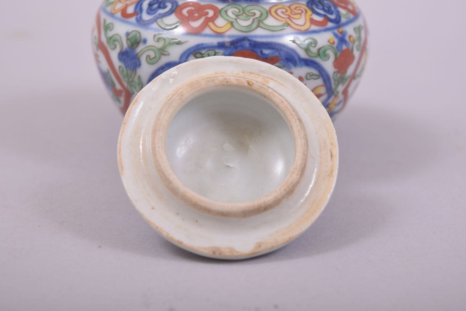 A SMALL CHINESE PORCELAIN DOUCAI POT AND COVER, decorated in the doucai palette with dragons, the - Image 6 of 9