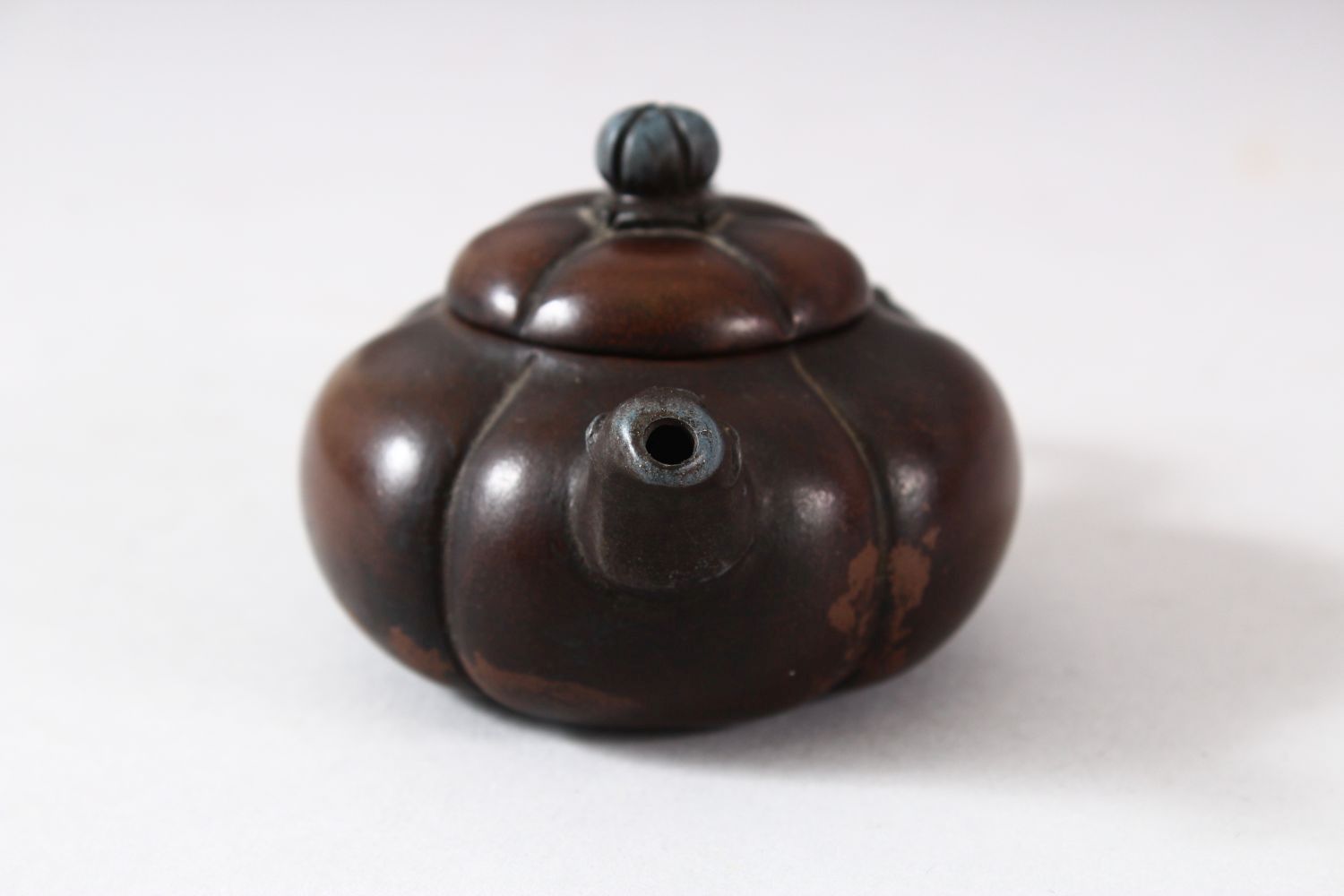 A CHINESE YIXING FLUTED TEAPOT AND COVER, the inner cover with marks, 10.5cm (spout to handle). - Image 2 of 8