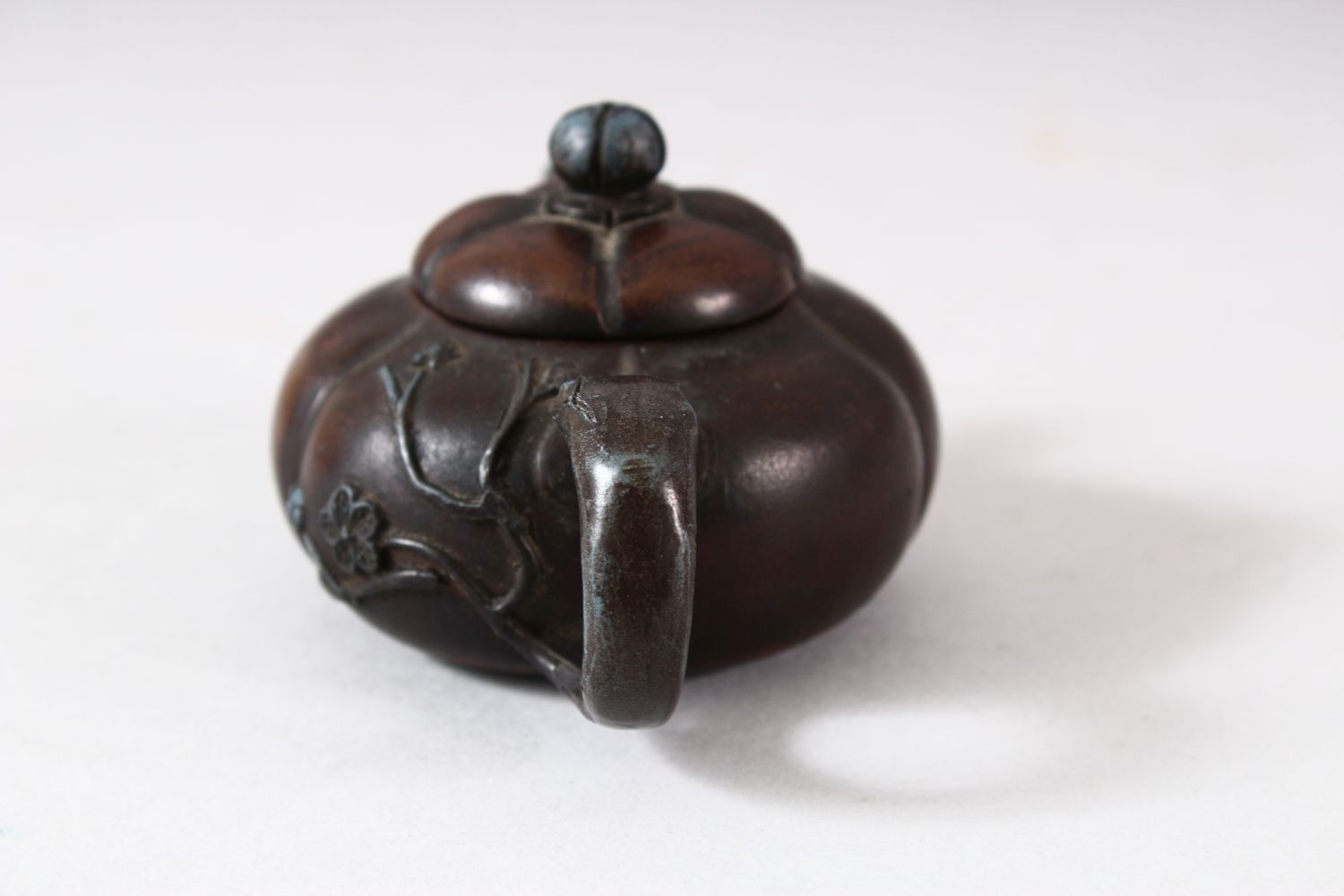 A CHINESE YIXING FLUTED TEAPOT AND COVER, the inner cover with marks, 10.5cm (spout to handle). - Image 4 of 8