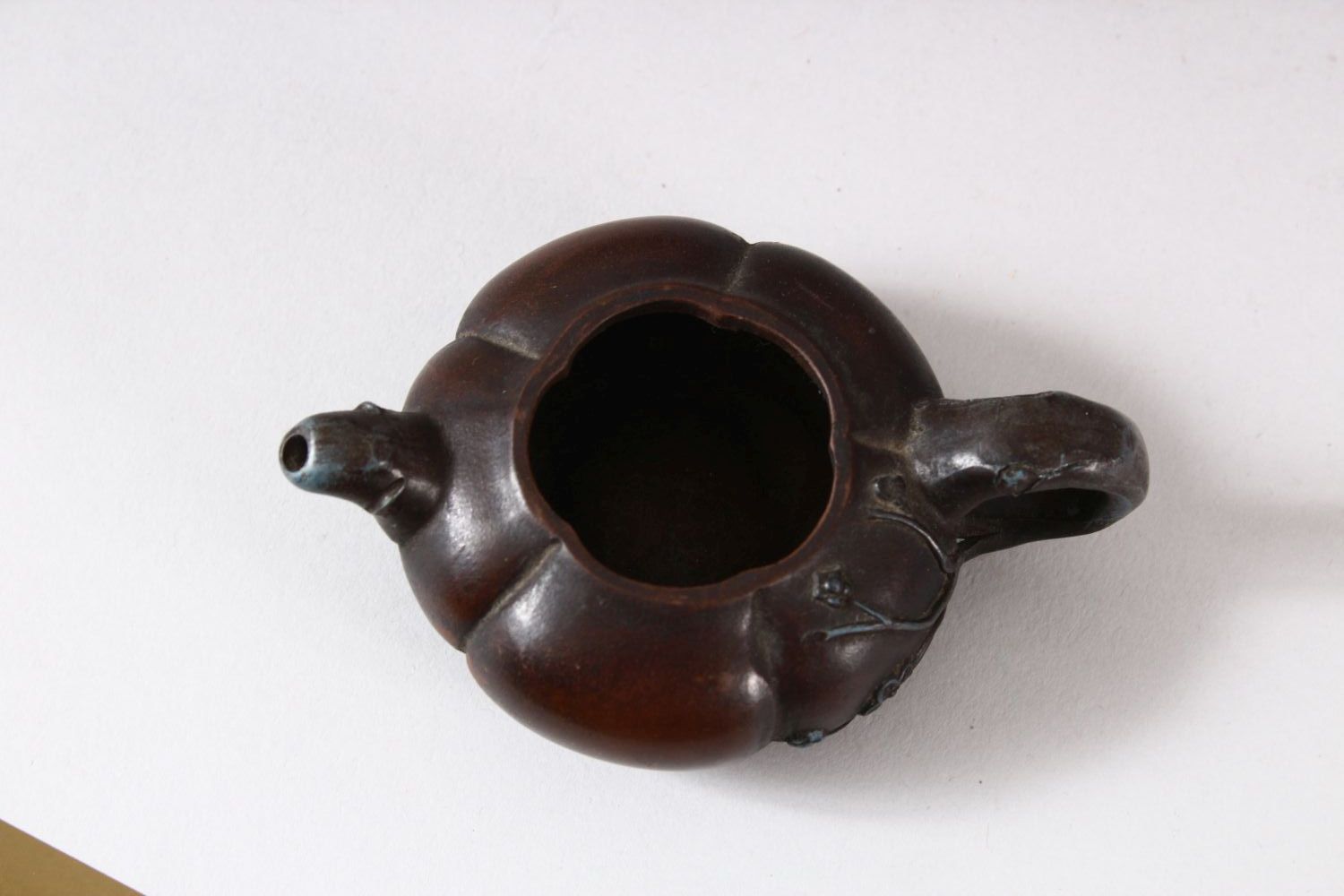 A CHINESE YIXING FLUTED TEAPOT AND COVER, the inner cover with marks, 10.5cm (spout to handle). - Image 6 of 8