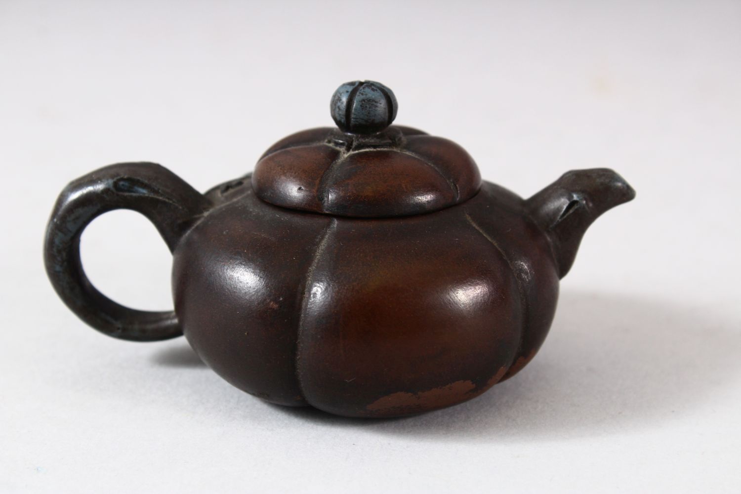 A CHINESE YIXING FLUTED TEAPOT AND COVER, the inner cover with marks, 10.5cm (spout to handle). - Image 3 of 8