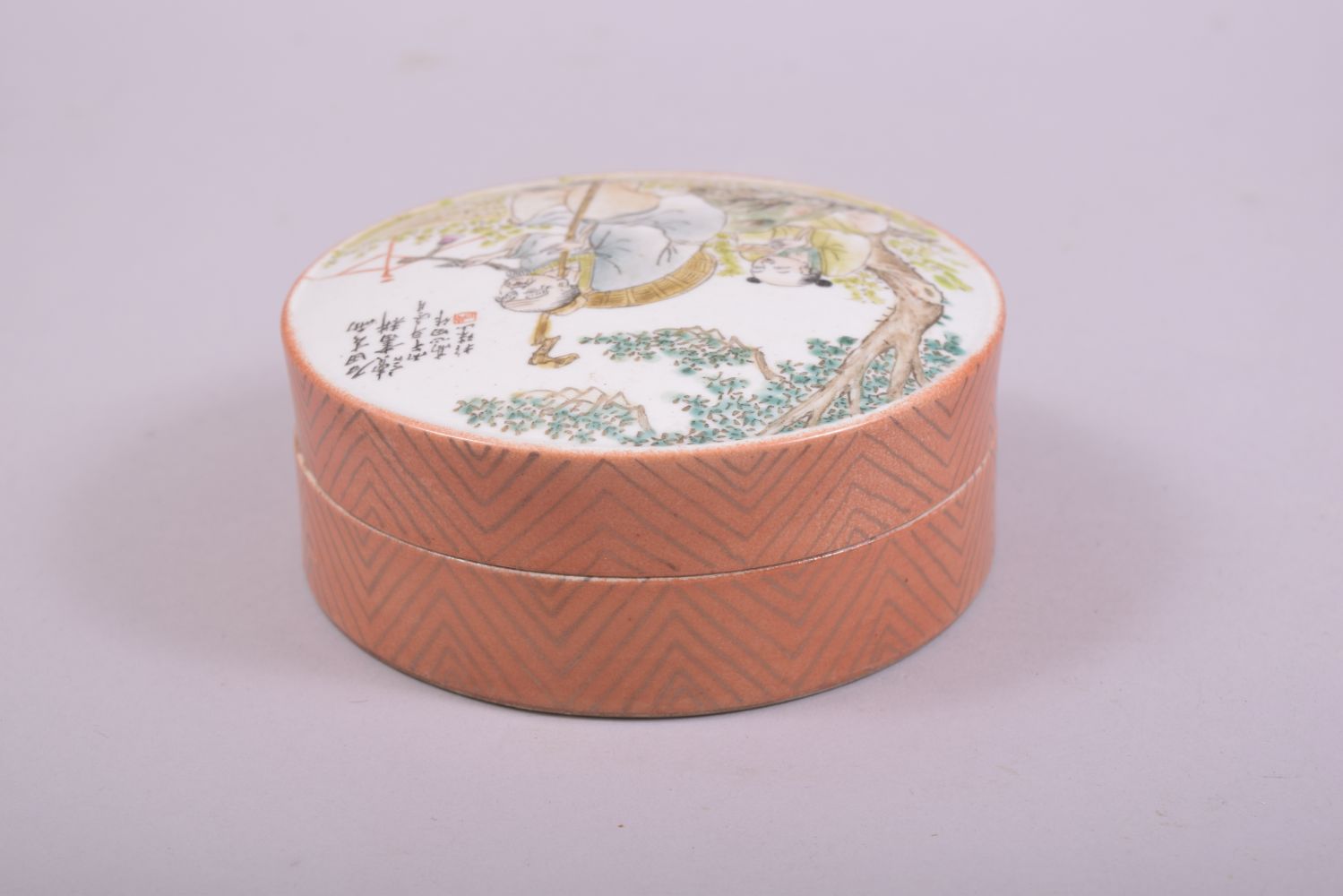A CHINESE FAMILLE VERTE CIRCULAR PORCELAIN BOX AND COVER, the cover painted with two figures in an - Image 2 of 6