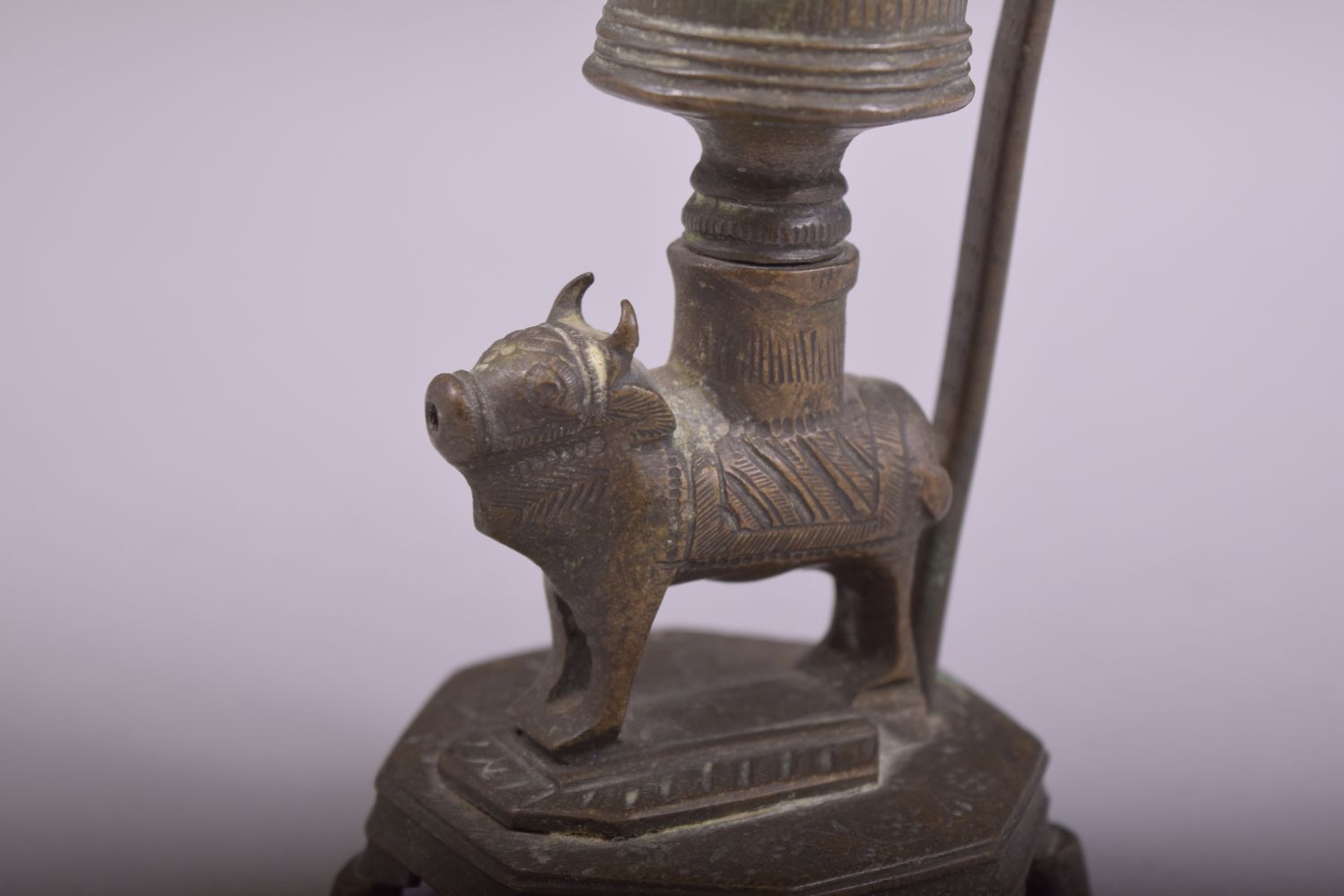 AN UNUSUAL INDIAN BRONZE CANDLESTICK, with reticulated petal formed cup, twisting the petals anti - Image 5 of 5