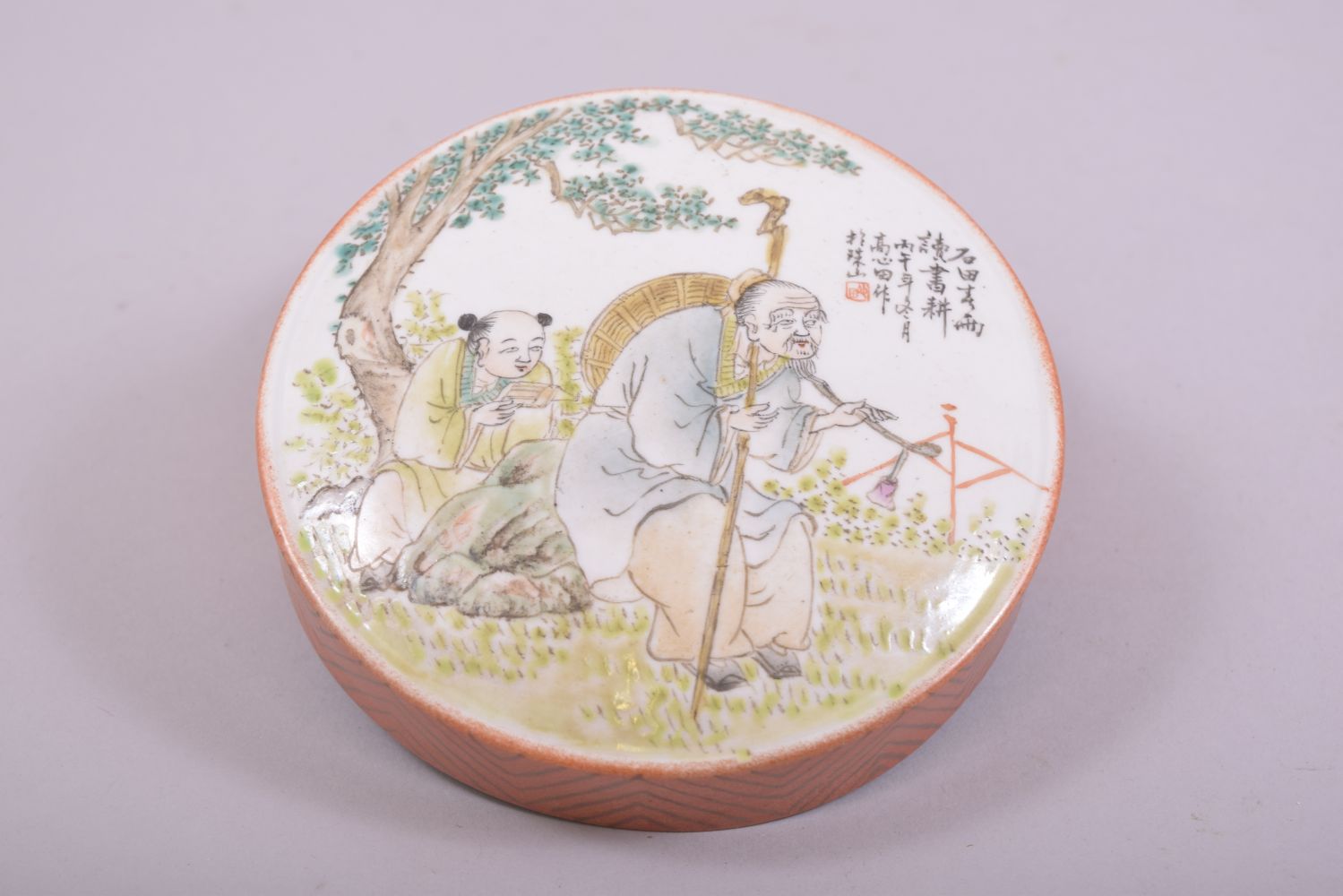 A CHINESE FAMILLE VERTE CIRCULAR PORCELAIN BOX AND COVER, the cover painted with two figures in an - Image 3 of 6