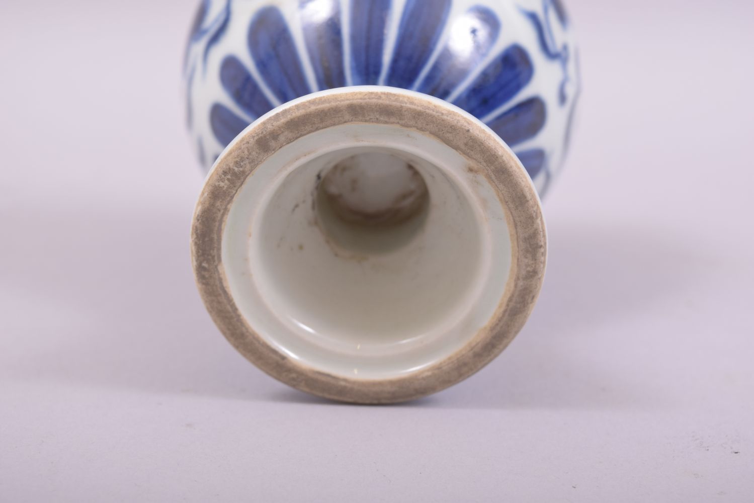 A CHINESE BLUE AND WHITE PORCELAIN PEDESTAL POT AND COVER, decorated with flowers, 16.5cm high. - Image 9 of 9
