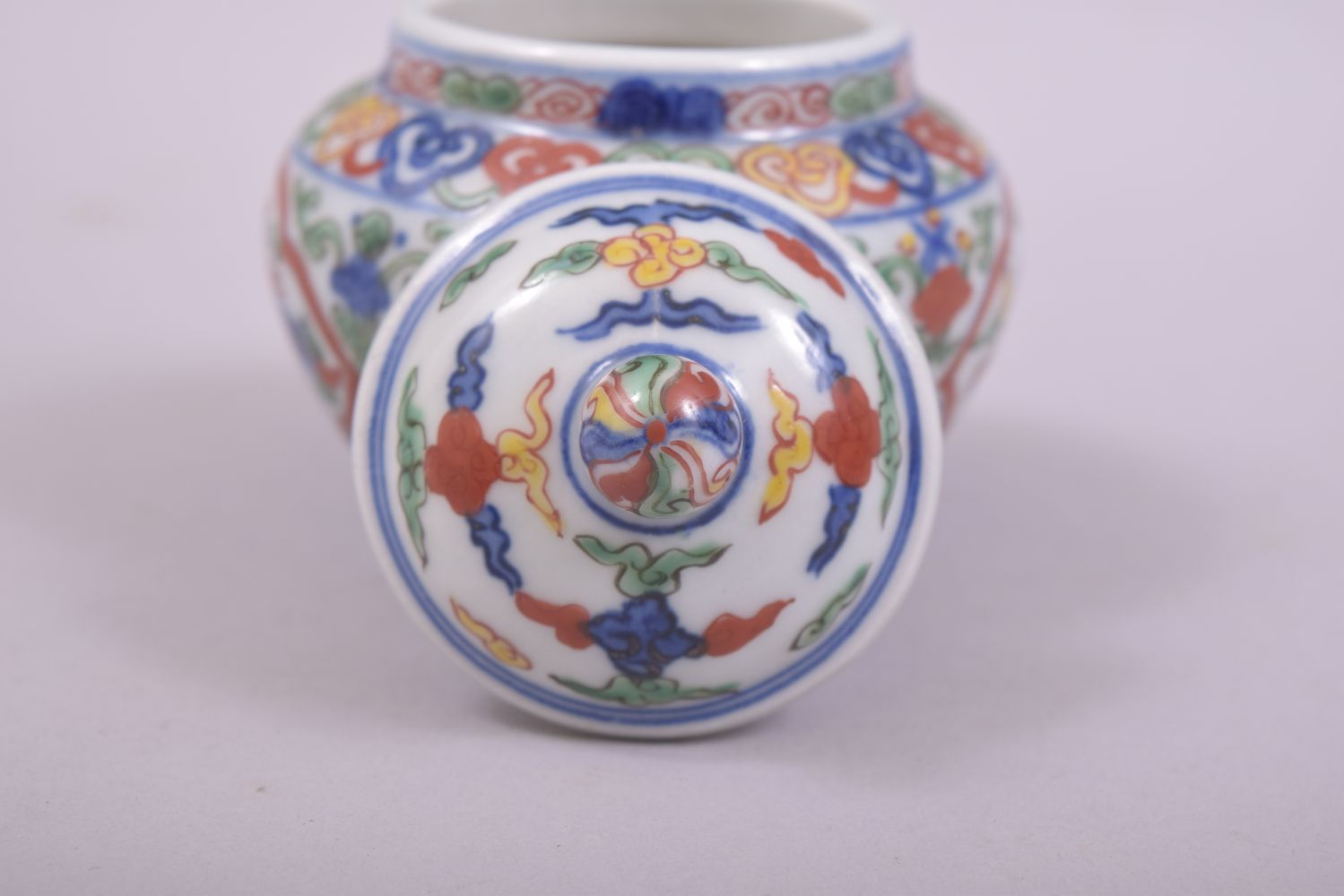 A SMALL CHINESE PORCELAIN DOUCAI POT AND COVER, decorated in the doucai palette with dragons, the - Image 5 of 9