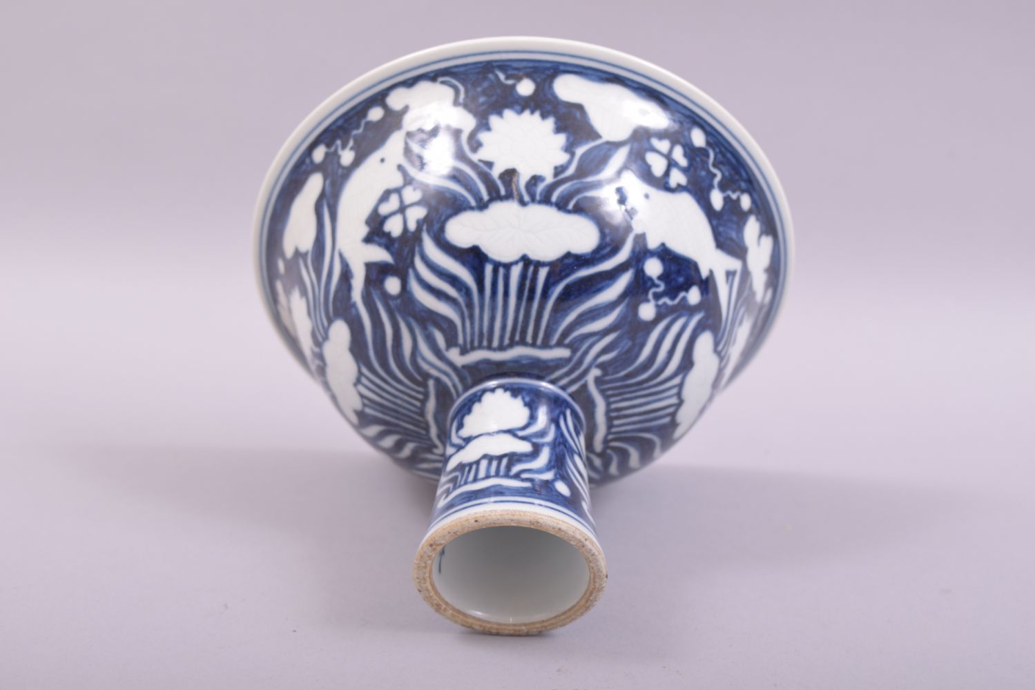 A CHINESE BLUE AND WHITE PORCELAIN STEM CUP, the exterior decorated with fish and flora, the - Image 6 of 6