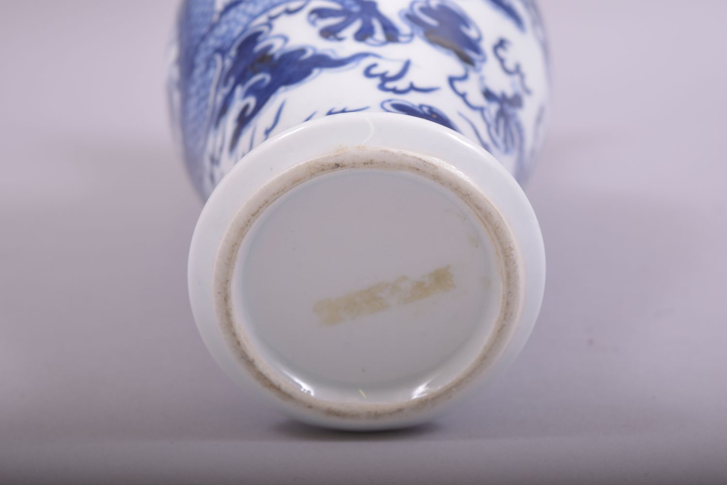 A CHINESE BLUE AND WHITE PORCELAIN DRAGON VASE, 23.5cm high. - Image 6 of 6