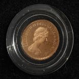 AN ELIZABETH II PROOF FULL SOVEREIGN, 1979, in a case.