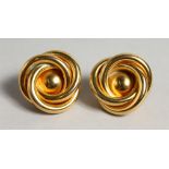 A PAIR OF LISA JONES GILT SWIRL EAR RINGS