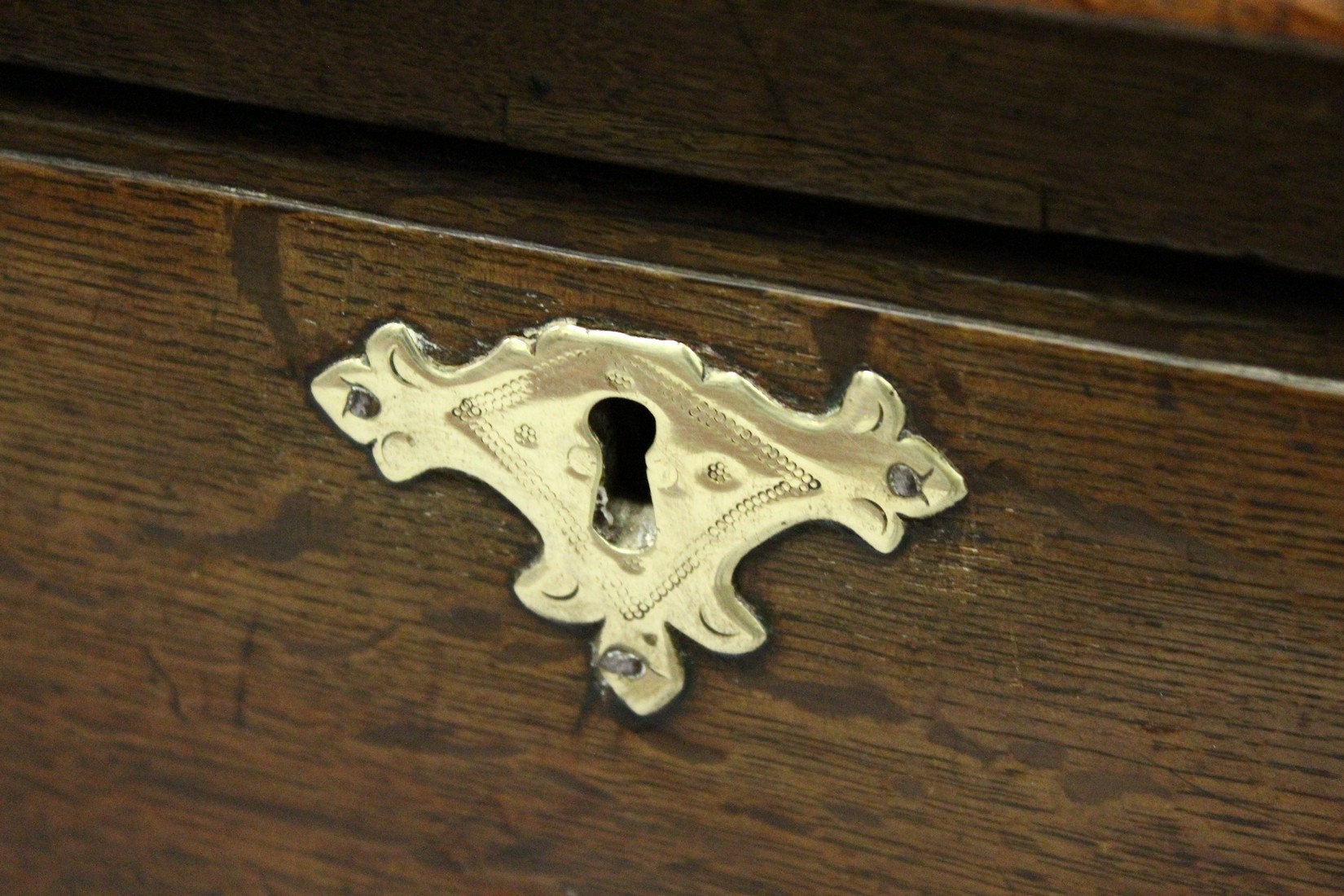 A GOOD 18TH CENTURY OAK DRESSER, the Delft rack with a moulded cornice and shaped frieze over two - Image 3 of 5