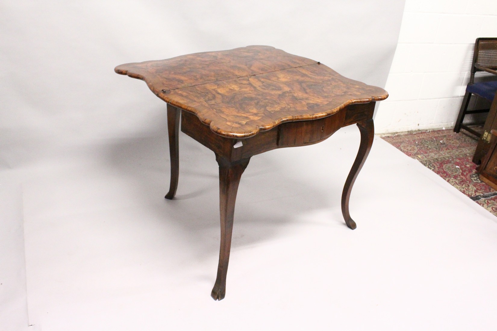 AN 18TH CENTURY ITALIAN FIGURED WALNUT FOLD-OVER CARD / TEA TABLE, of serpentine outline, with a - Image 4 of 5