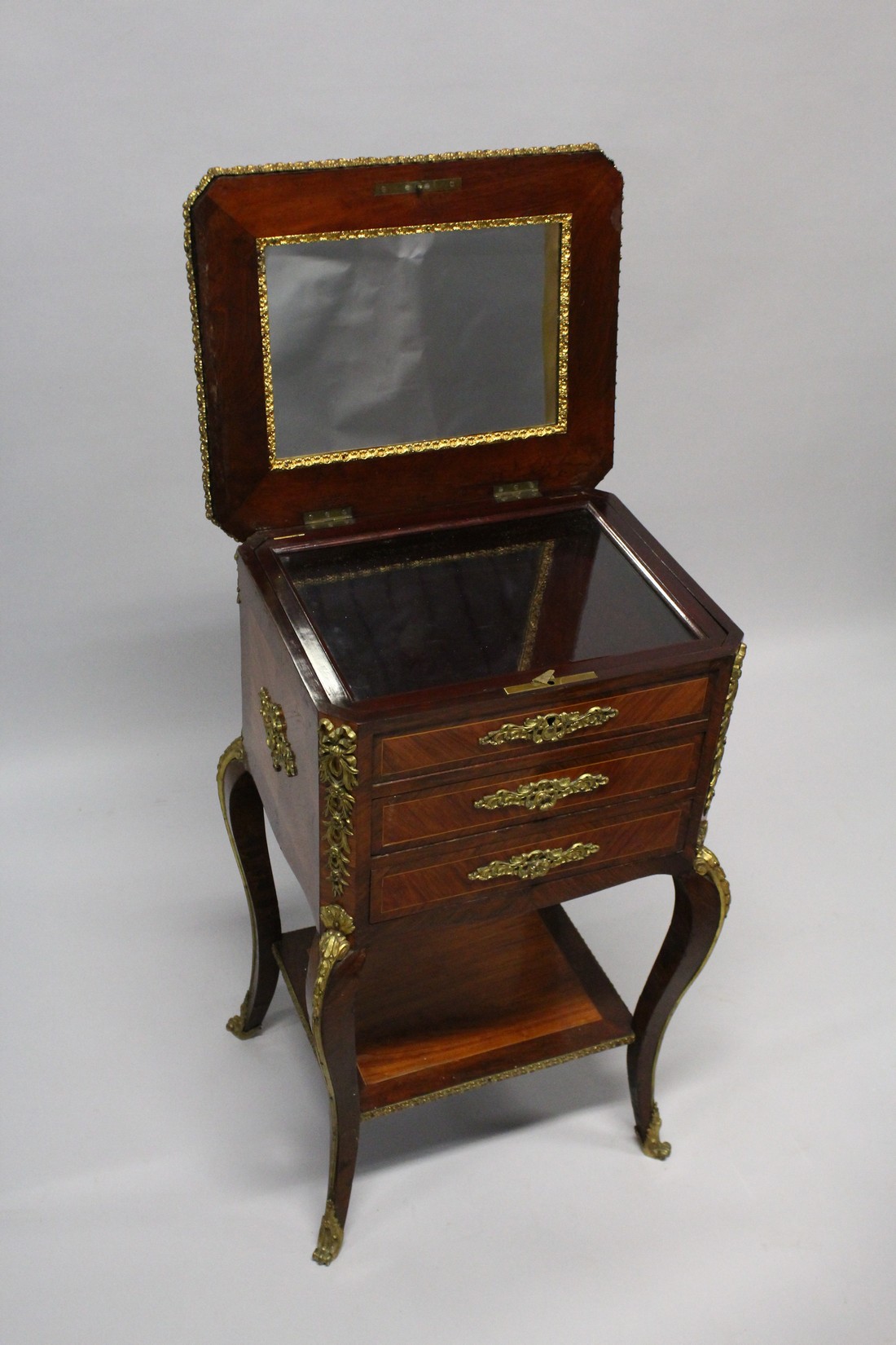 A SUPERB VICTORIAN ENGLISH LOUIS XV DISPLAY BIJOUTERIE STAND with cross banded quartered top with - Image 3 of 8