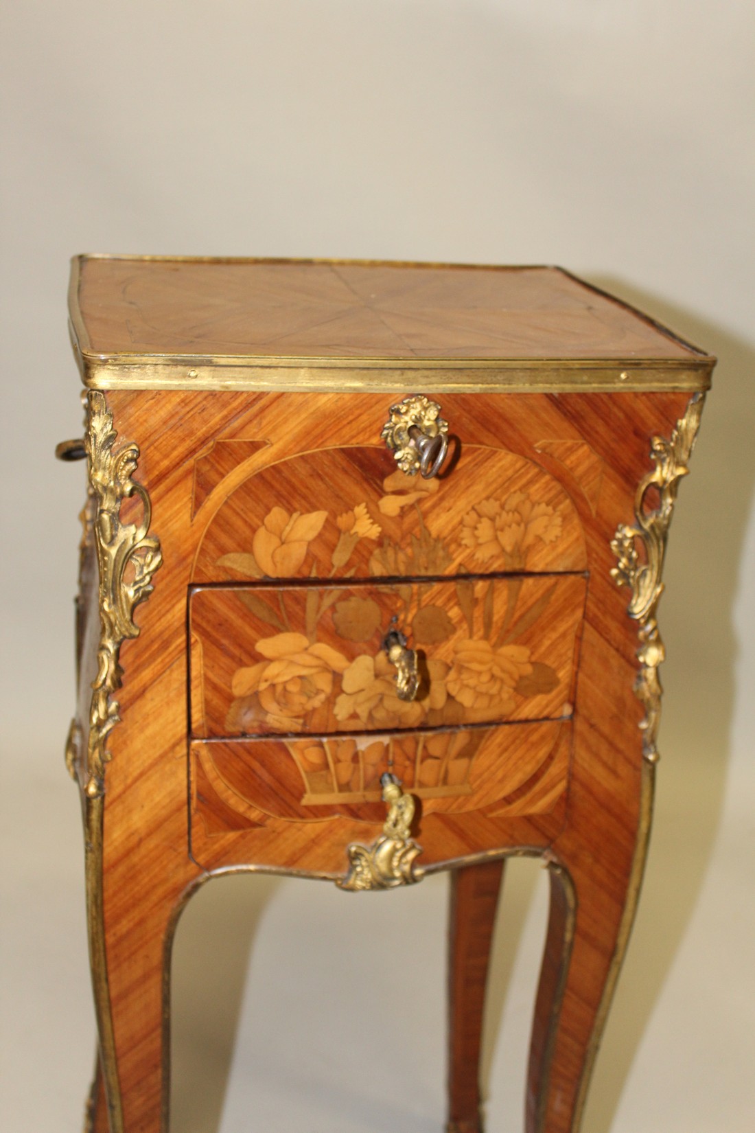 A SMALL 19TH CENTURY FRENCH KINGWOOD AND ORMOLU WORK TABLE, with rising top, two small drawers on - Image 3 of 6