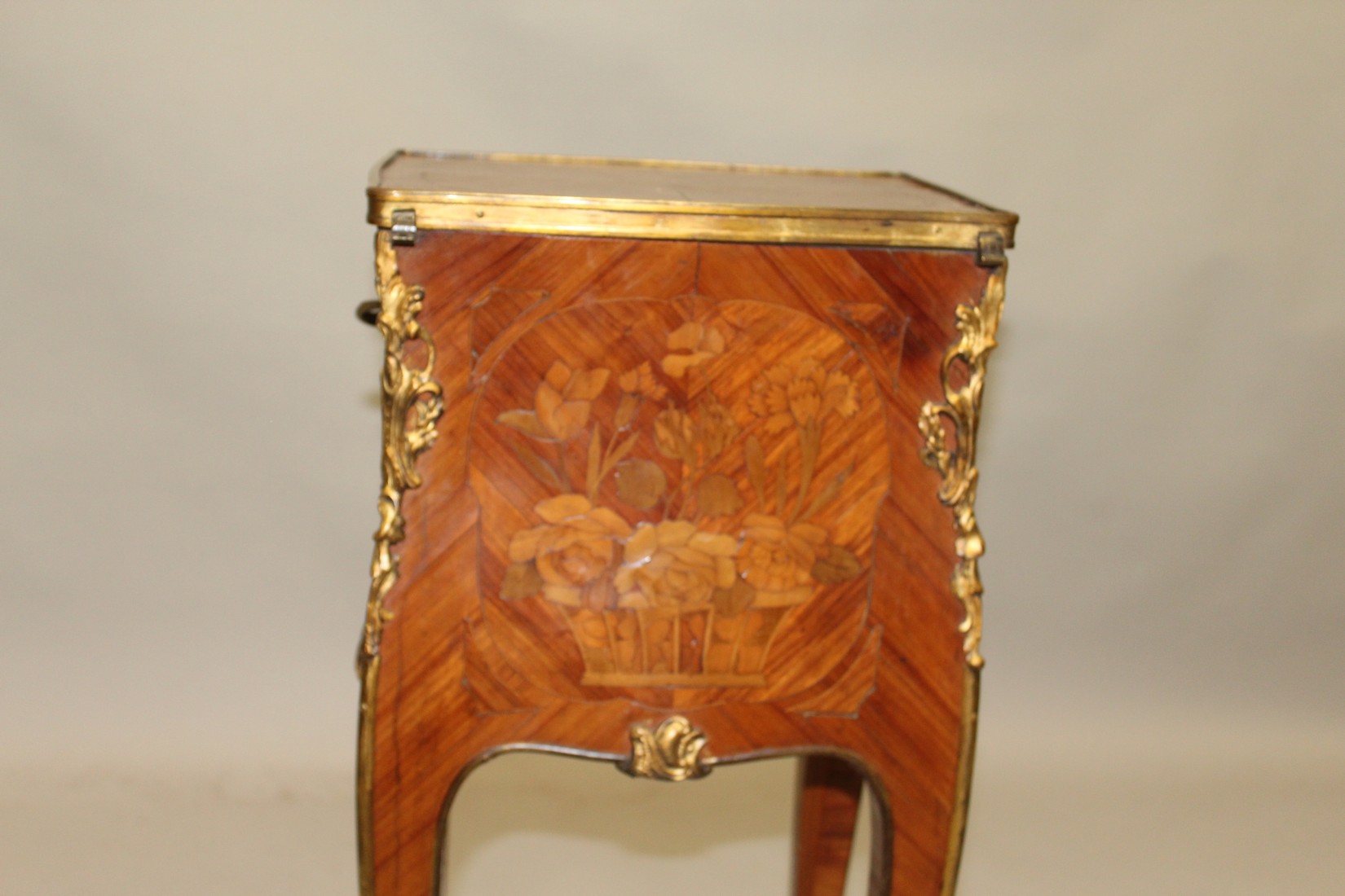 A SMALL 19TH CENTURY FRENCH KINGWOOD AND ORMOLU WORK TABLE, with rising top, two small drawers on - Image 5 of 6